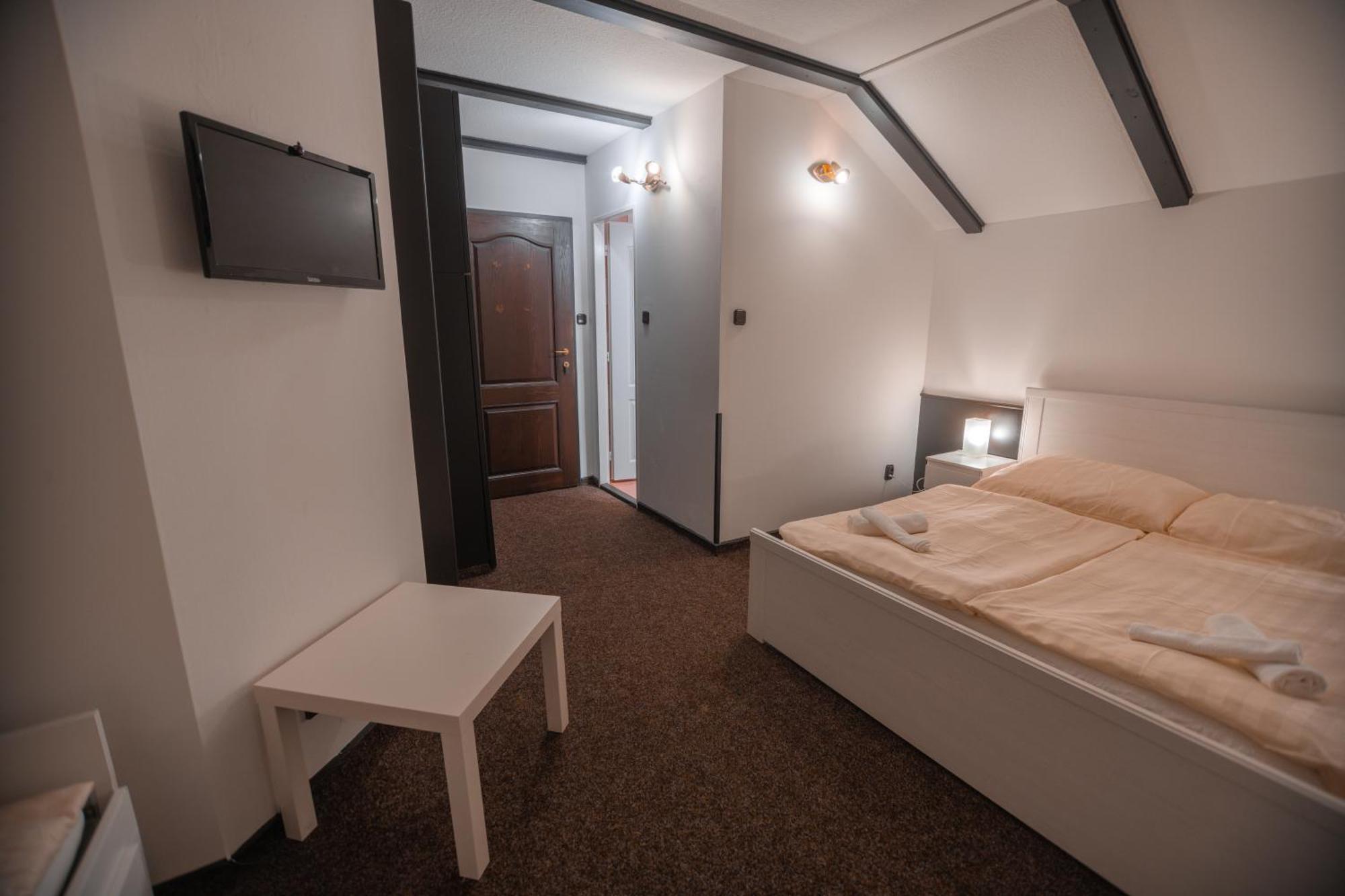 Hotel Lovecky Zamecek Orion Liberec Exteriör bild